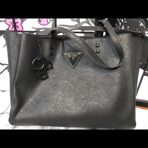 Guess leather shoulder bag.(VO)